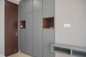 Modern Look and Comfy 2BR Menteng Park Apartment By Travelio