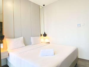 Elegant and Comfort 1BR Sudirman Suites Apartment By Travelio