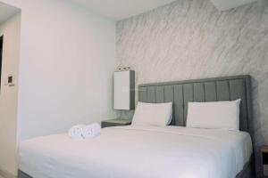 Homey and Warm Studio at West Vista Apartment By Travelio