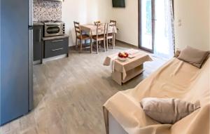 2 Bedroom Cozy Apartment In Nafpaktos