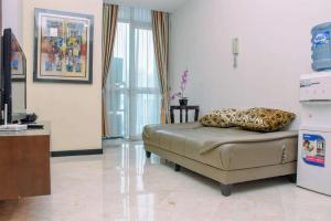Elegant and Comfort 1BR + Extra Room Apartment at Bellagio Residence By Travelio