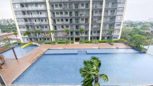 Comfort 1BR with Working Room at Daan Mogot City Apartment By Travelio