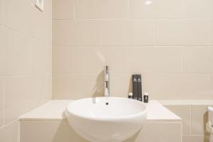 Nice and Homey 1BR at Citralake Suites Apartment By Travelio