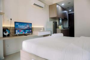 Homey and Minimalist Studio at Daan Mogot City Apartment By Travelio