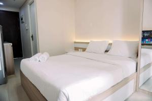 Homey and Minimalist Studio at Daan Mogot City Apartment By Travelio