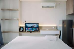 Homey and Minimalist Studio at Daan Mogot City Apartment By Travelio