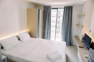 Homey and Minimalist Studio at Daan Mogot City Apartment By Travelio