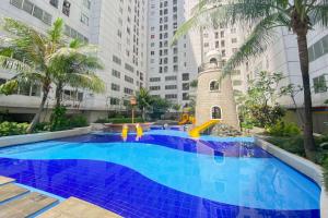 Modern Look 2BR at Bassura City Apartment By Travelio