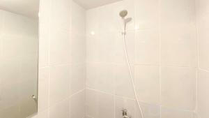 Well Furnished Studio Room at High Floor Tokyo Riverside PIK 2 Apartment By Travelio