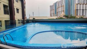 Comfy and Minimalist 1BR Apartment at Atria Residence By Travelio