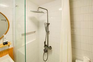 Spacious and Homey 1BR Tokyo Riverside PIK 2 Apartment By Travelio