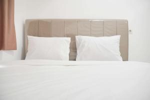 Good Place 1BR Menara Kebon Jeruk Apartment By Travelio