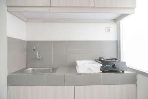 Good Place 1BR Menara Kebon Jeruk Apartment By Travelio