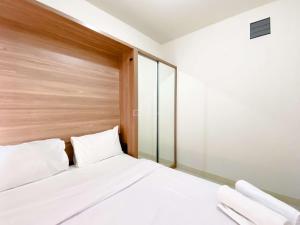 Comfort Designed 2BR Green Pramuka City Apartment By Travelio