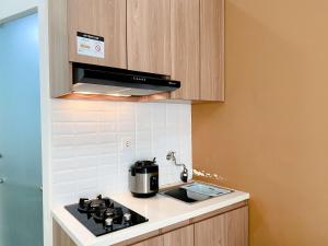 Comfort Designed 2BR Green Pramuka City Apartment By Travelio