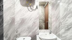 Modern Designed 2BR at Vida View Makassar Apartment By Travelio