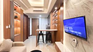 Modern Designed 2BR at Vida View Makassar Apartment By Travelio