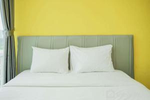 Studio Apartment at Tree Park Apartment By Travelio