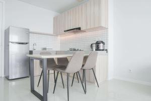 Comfortable and High Floor 1BR Paddington Heights Apartment By Travelio