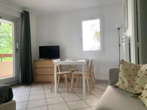 Appartements Studio au coeur de Brides-les-Bains face au parc thermal, balcon, parking, ideal pour curistes et skieurs - FR-1-512-126 : photos des chambres