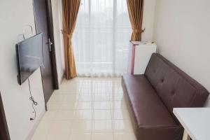 Comfort and Nice 2BR at Serpong Greenview Apartment By Travelio