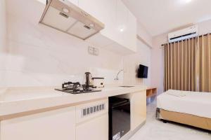 Best Deal and Simply Look Studio Room at Sky House BSD Apartment By Travelio