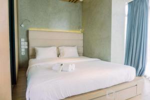 Spacious and Homey 2BR at Tree Park City Cikokol Apartment By Travelio