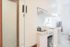 Good Deal and Comfy Studio Sky House Alam Sutera Apartment By Travelio