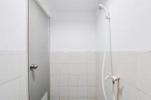 Modern Look Studio at Urbantown Serpong Apartment By Travelio