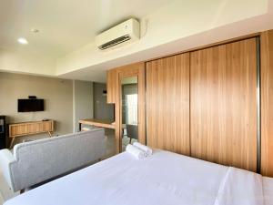 Spacious and Elegant Studio Apartment Mustika Golf Residence By Travelio