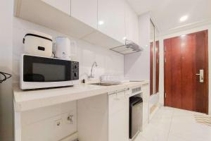 Simple and Cozy Stay Studio Sky House Alam Sutera Apartment By Travelio