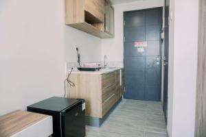 Homey and Comfort Living Studio Collins Boulevard Apartment By Travelio