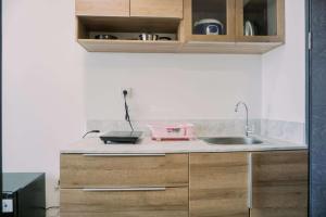 Homey and Comfort Living Studio Collins Boulevard Apartment By Travelio