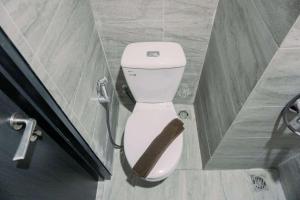 Homey and Comfort Living Studio Collins Boulevard Apartment By Travelio