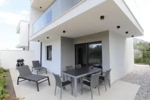 House Andrej, Entire semi-detached house with a terrace, parking, 400 m from beach - Bašanija