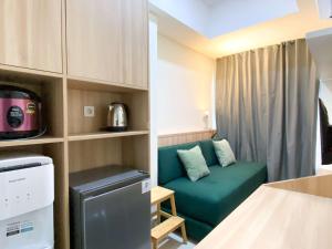 Good Deal 1BR with Working Room at Pollux Chadstone Apartment By Travelio