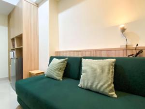 Good Deal 1BR with Working Room at Pollux Chadstone Apartment By Travelio