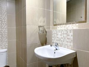 Comfy Studio with Twin Bed at Enviro Apartment By Travelio