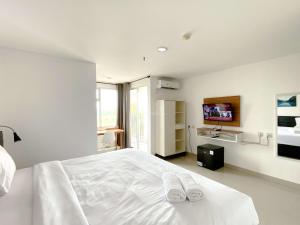 Comfy Studio with Twin Bed at Enviro Apartment By Travelio