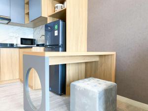 Homey and Spacious Studio Vasanta Innopark Apartment By Travelio