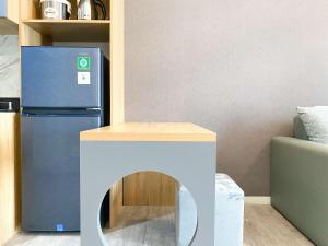 Homey and Spacious Studio Vasanta Innopark Apartment By Travelio