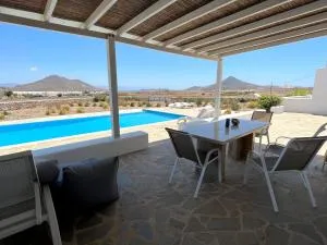 Quiet 2-bedroom sea view villa with shared pool - Mármara