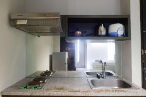 Classic Modern Studio Room Apartment at The Square Surabaya By Travelio