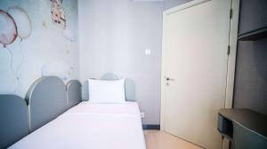 Simple and Homey 2BR at Benson Supermall Mansion Apartment By Travelio