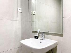 Good Deal and Homey Studio at Pollux Chadstone Apartment By Travelio