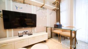 Enchanting and Beautiful 2BR Apartment at Supermall Mansion Benson Tower By Travelio