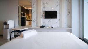 Comfy Studio (No Kitchen) Apartment at Benson Supermall Mansion By Travelio