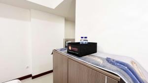 Compact Studio Room Apartment Vida View Makassar By Travelio