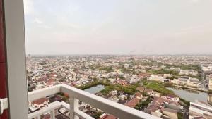 Compact Studio Room Apartment Vida View Makassar By Travelio