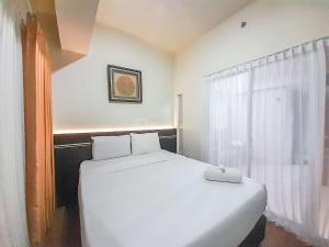 Brand New and Good Simply 1BR at Uttara The Icon Apartment By Travelio - 3hvězdičkové hotely ve městě Kejayan